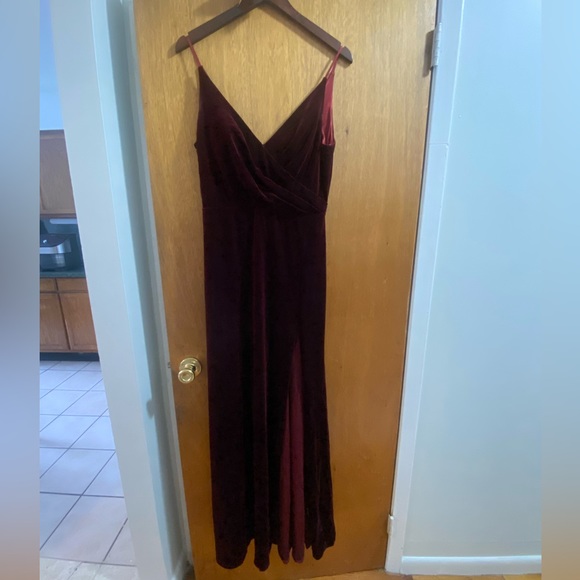 Jenny Yoo Size 8 burgundy Velvet Evening Gown! Worn only once! - Picture 2 of 3